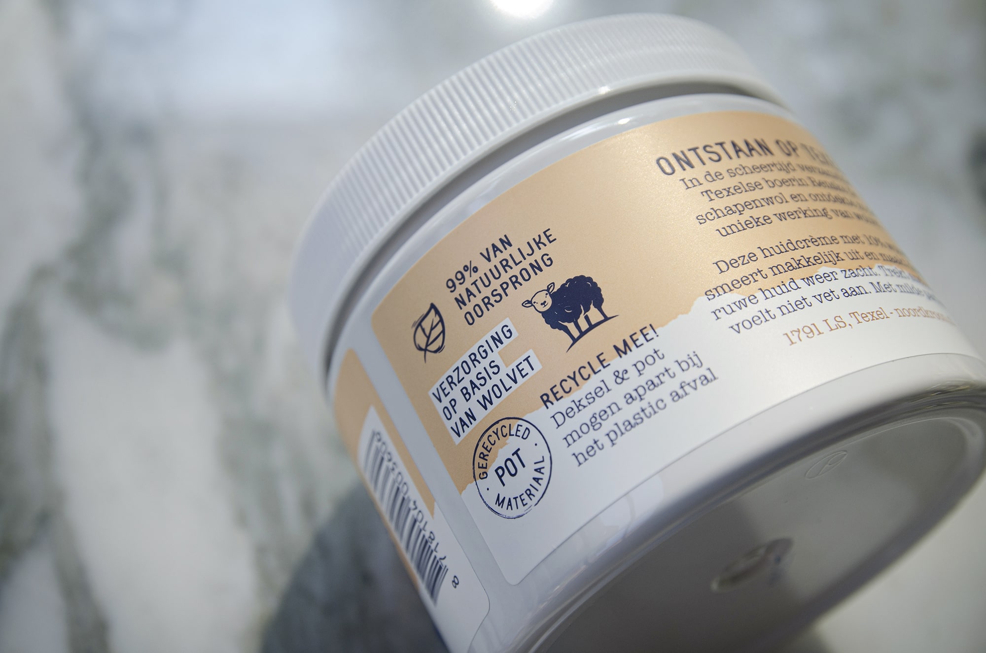 Detail ontwerp labels pot met crème gemaakt van natuurlijke ingredienten