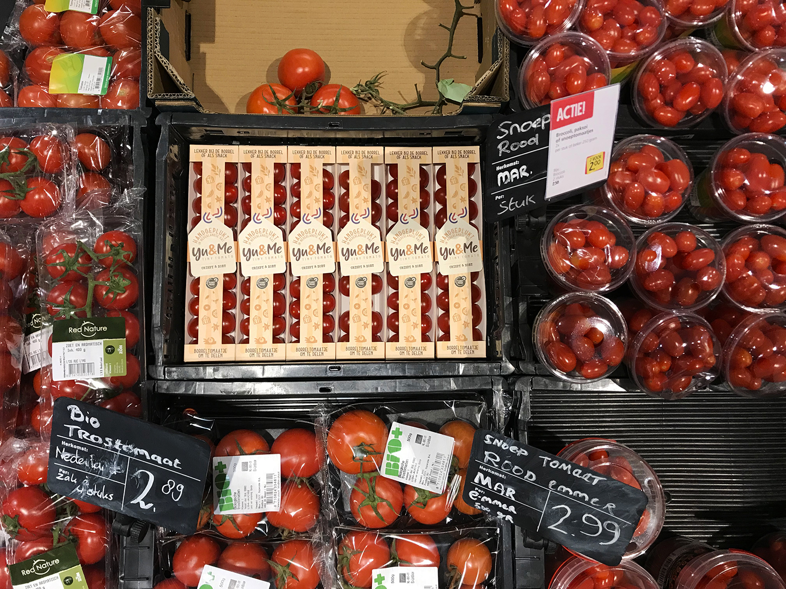 Verpakkingen van de plantaardige worsten van Upside in de winkelschappen van Plus Supermarkten