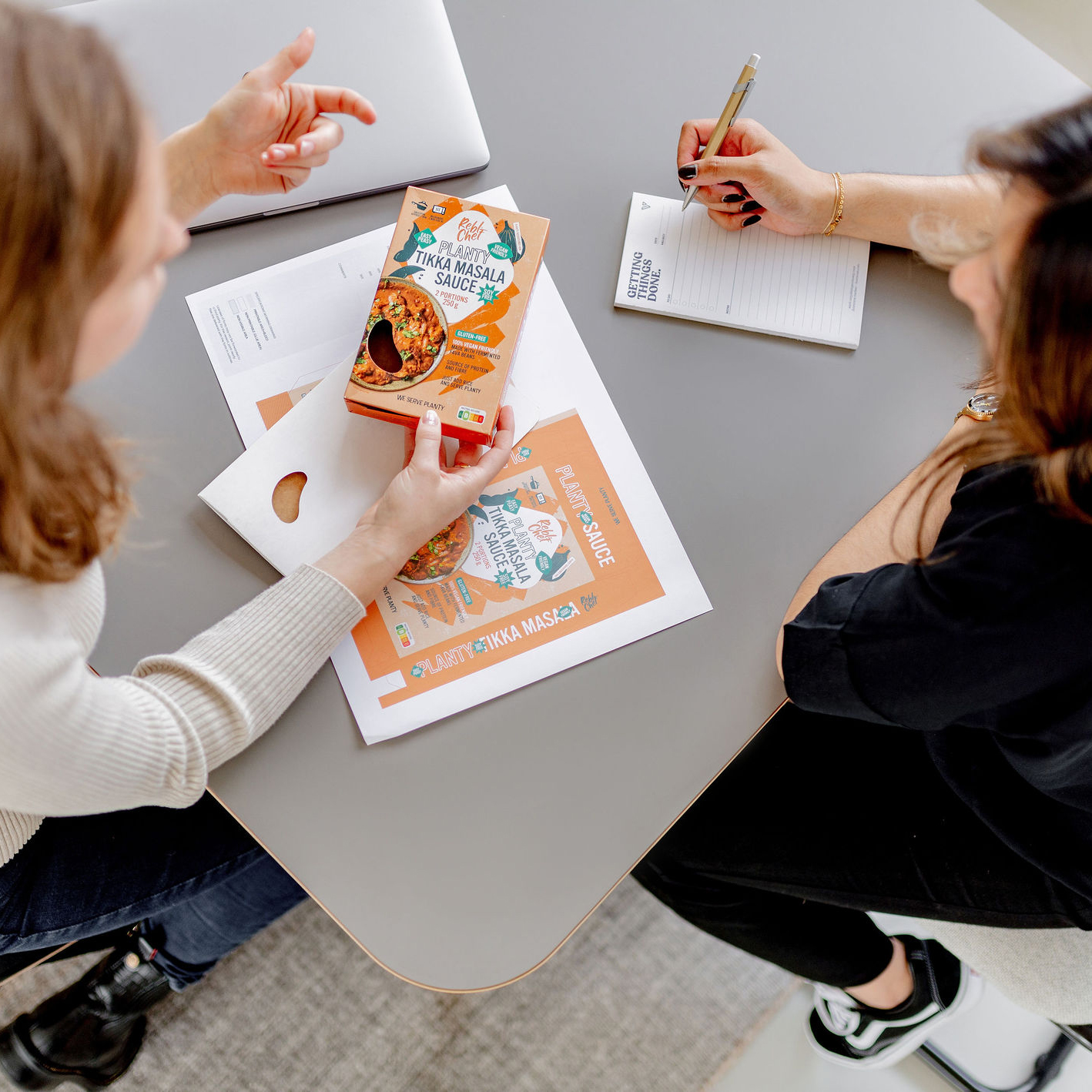 Freelance merk- en verpakkingsontwerp voor duurzame productmerken die in schappen van retail liggen.